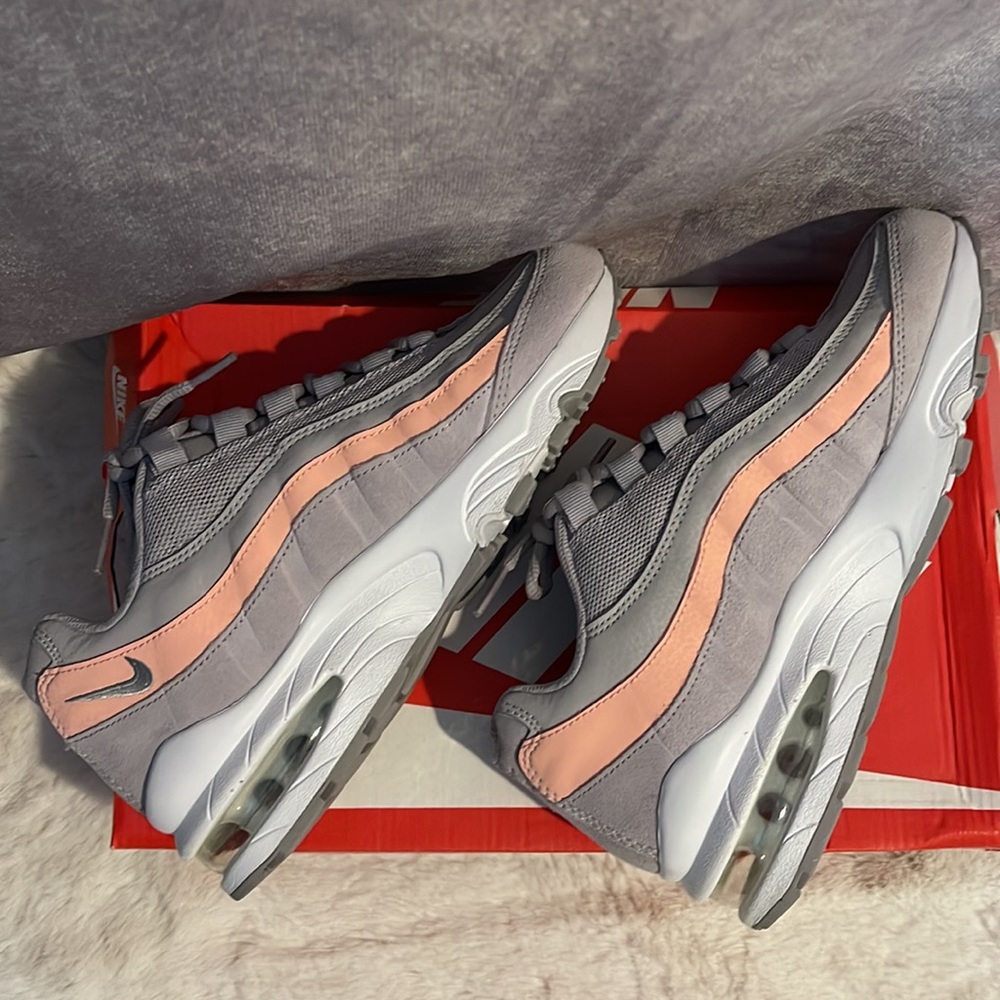 NIKE - Picture 2 of 10